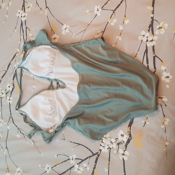 Flattering One Piece - Picture 3 of 6